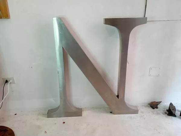 Lettera "N" Gigante in Acciaio Anni '80 - immagine 2