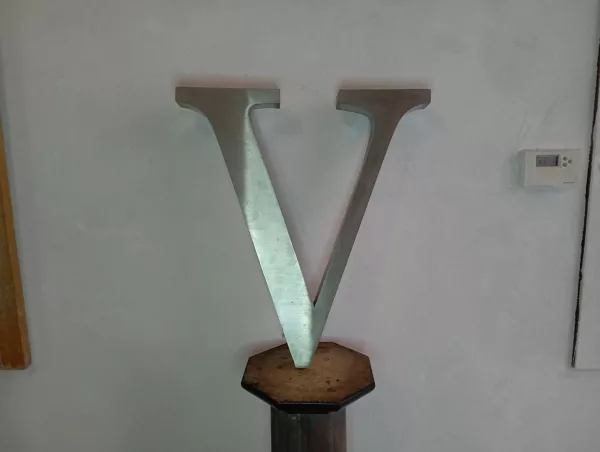 Lettera "V" in Acciaio Anni '80 - immagine 2