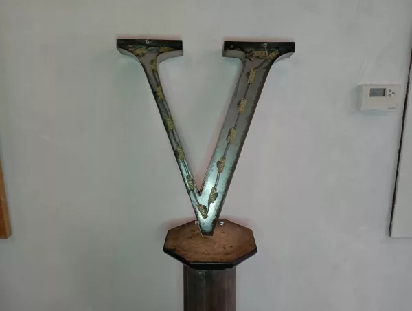 Lettera "V" in Acciaio Anni '80 - immagine 3