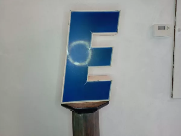 Lettera "E" in Plastica Anni '80 - immagine 2