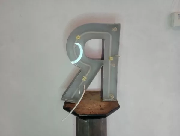 Lettera "R" in Plexiglass Satinato - immagine 3