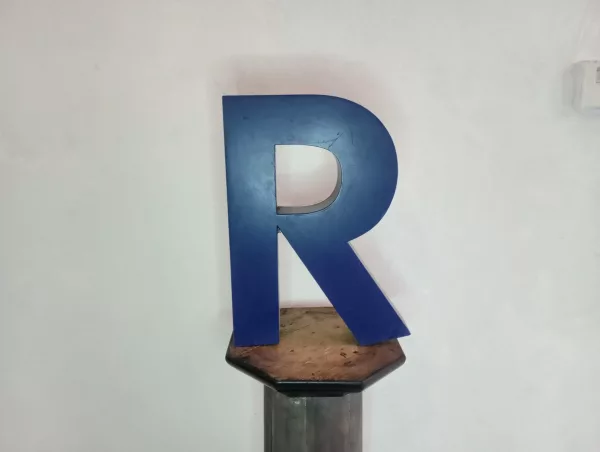 Lettera "R" in Plexiglass Satinato - immagine 2