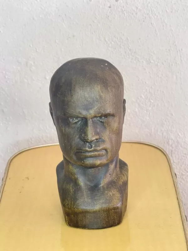 Testa Mussolini in Resina