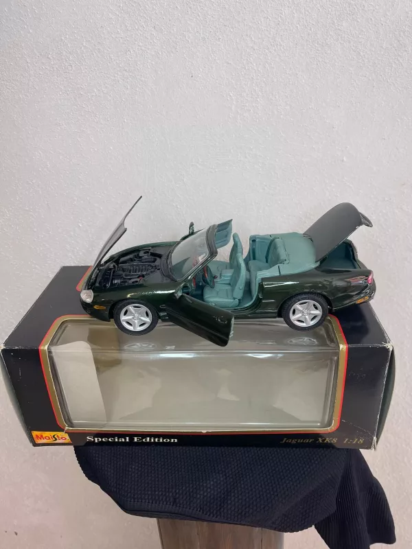 Modellino Jaguar XK8 Scala 1 : 18 - immagine 6