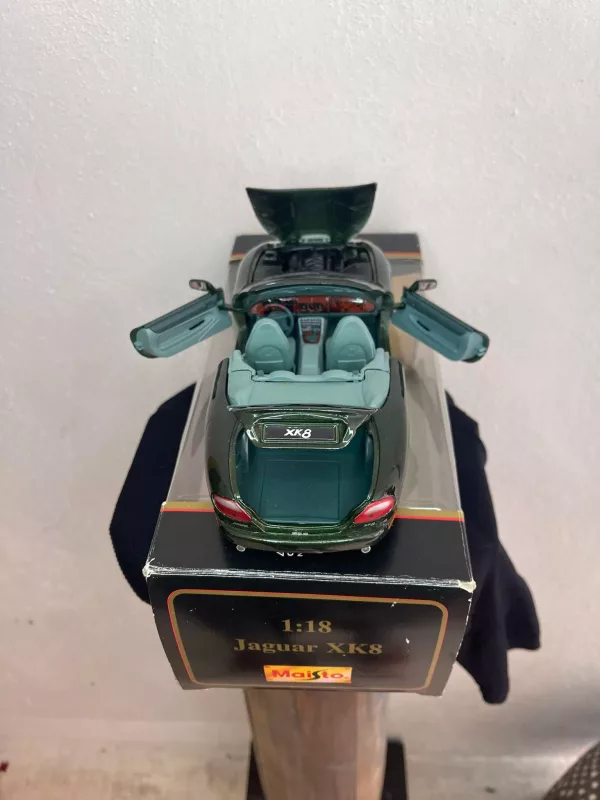 Modellino Jaguar XK8 Scala 1 : 18 - immagine 8