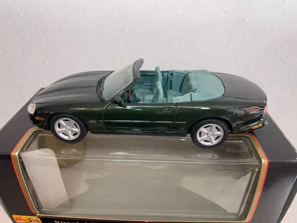 Modellino Jaguar XK8 Scala 1 : 18 - immagine 2