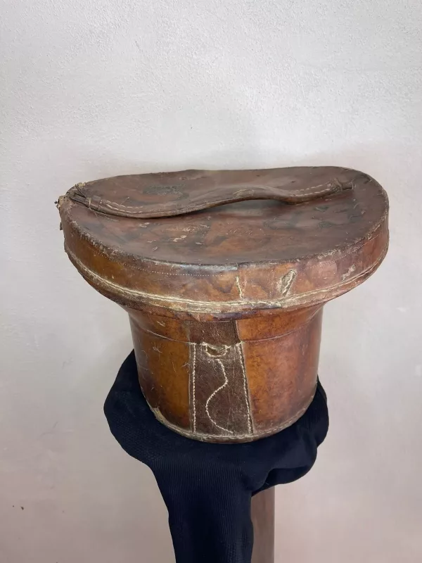 Vecchia Cappelliera con Tuba 1880 - immagine 2
