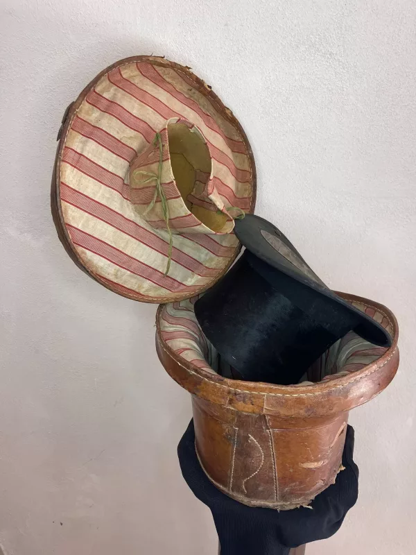 Vecchia Cappelliera con Tuba 1880 - immagine 6