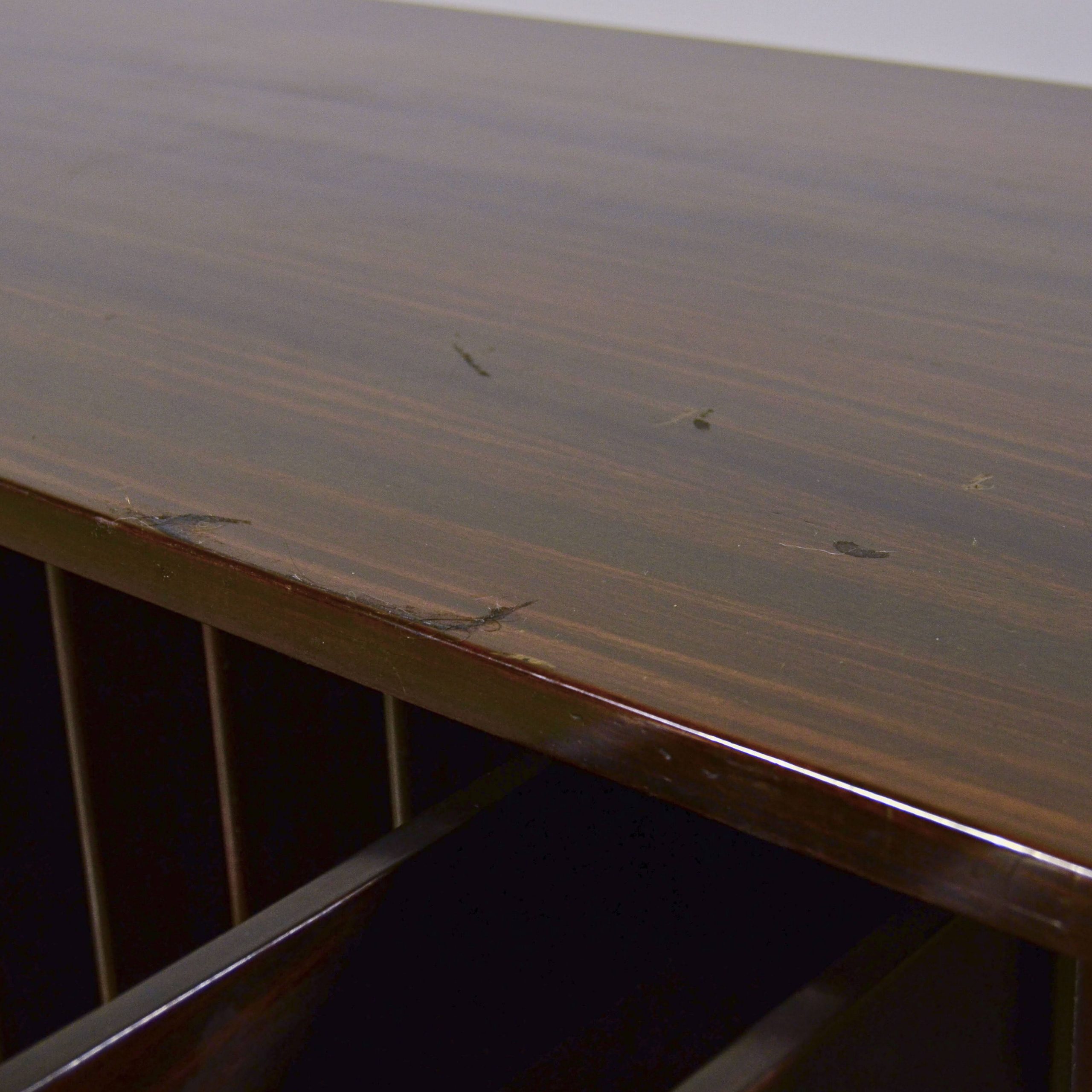 Tavolino da caffè con portariviste, cassetti e piattino anni '50 - immagine 12