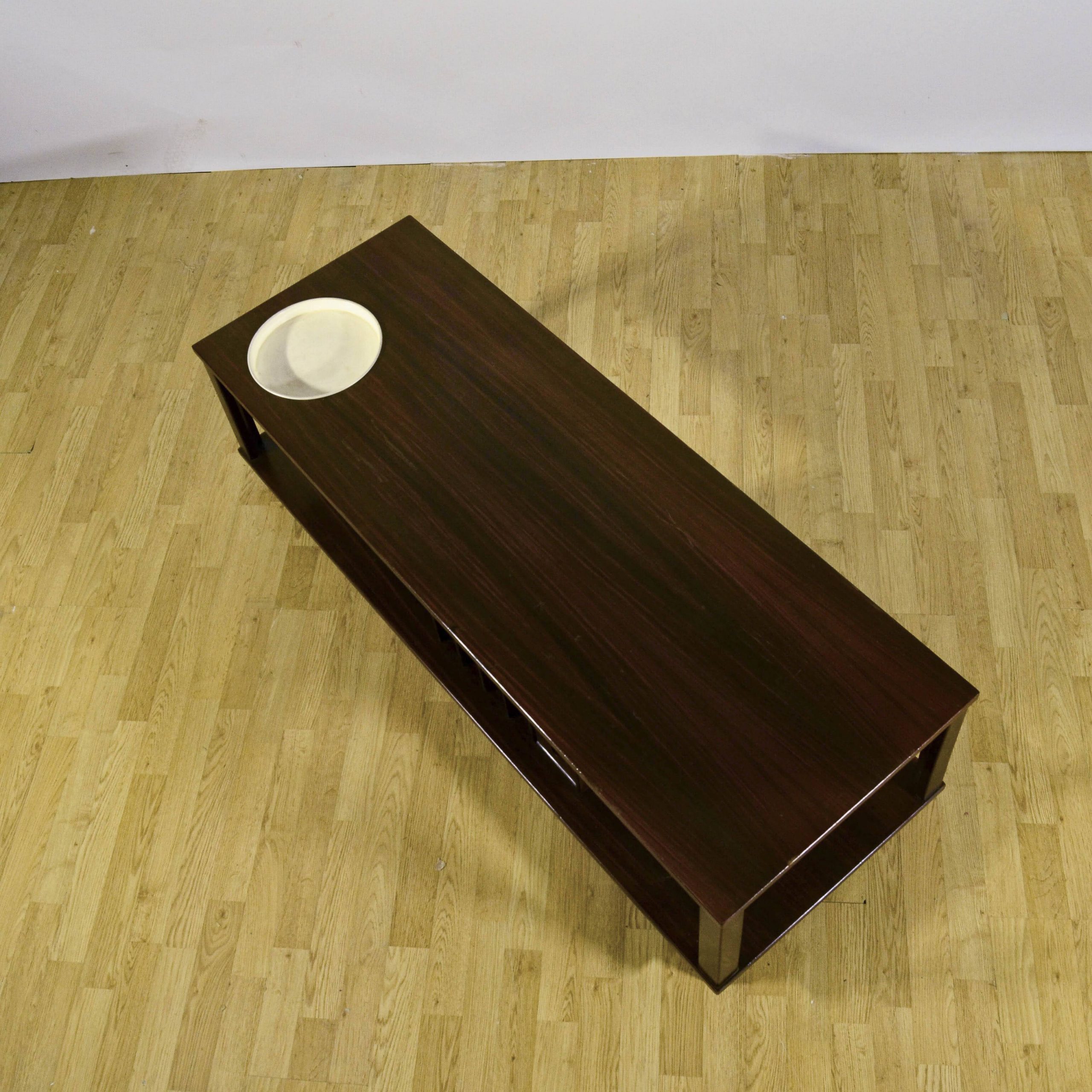 Tavolino da caffè con portariviste, cassetti e piattino anni '50 - immagine 15