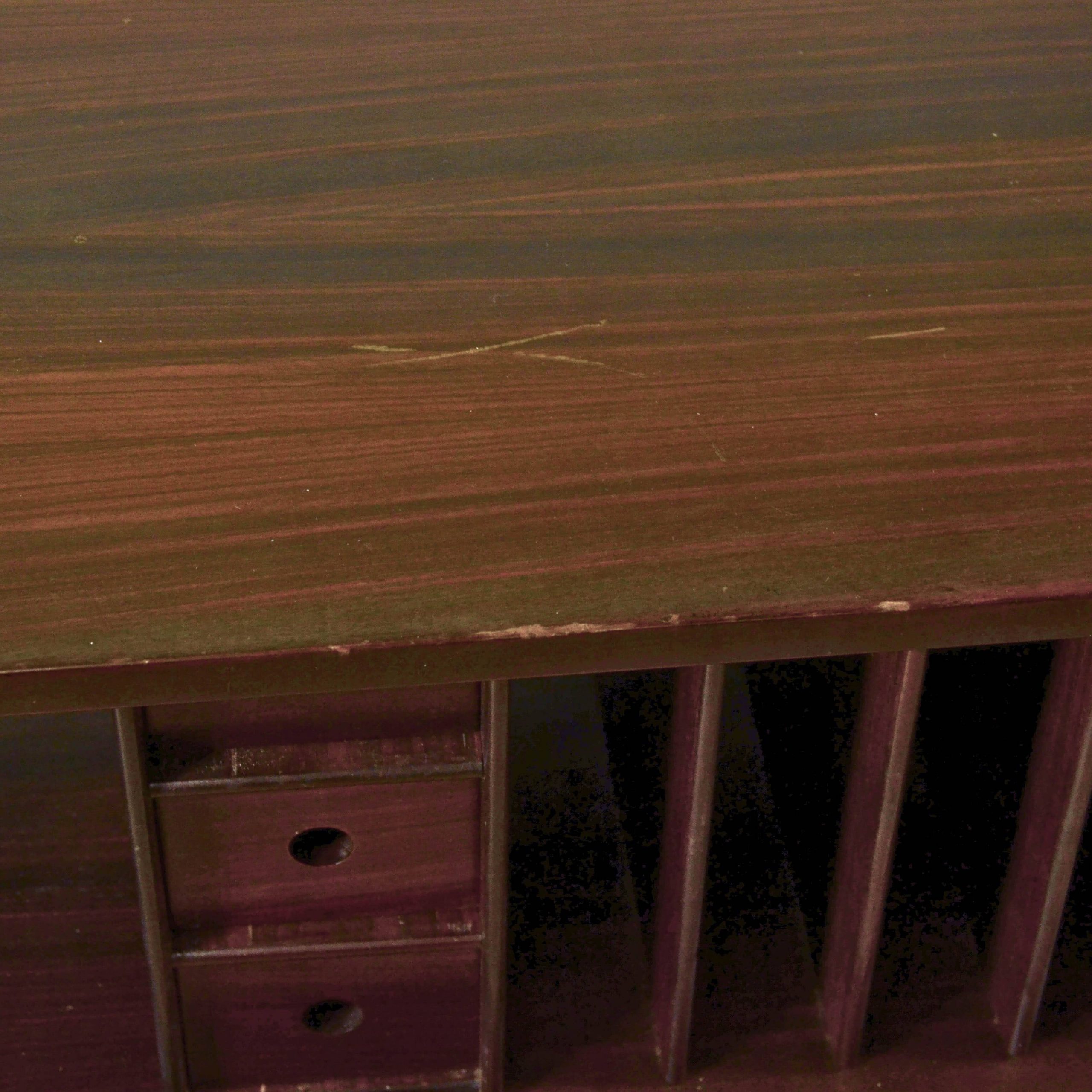 Tavolino da caffè con portariviste, cassetti e piattino anni '50 - immagine 17