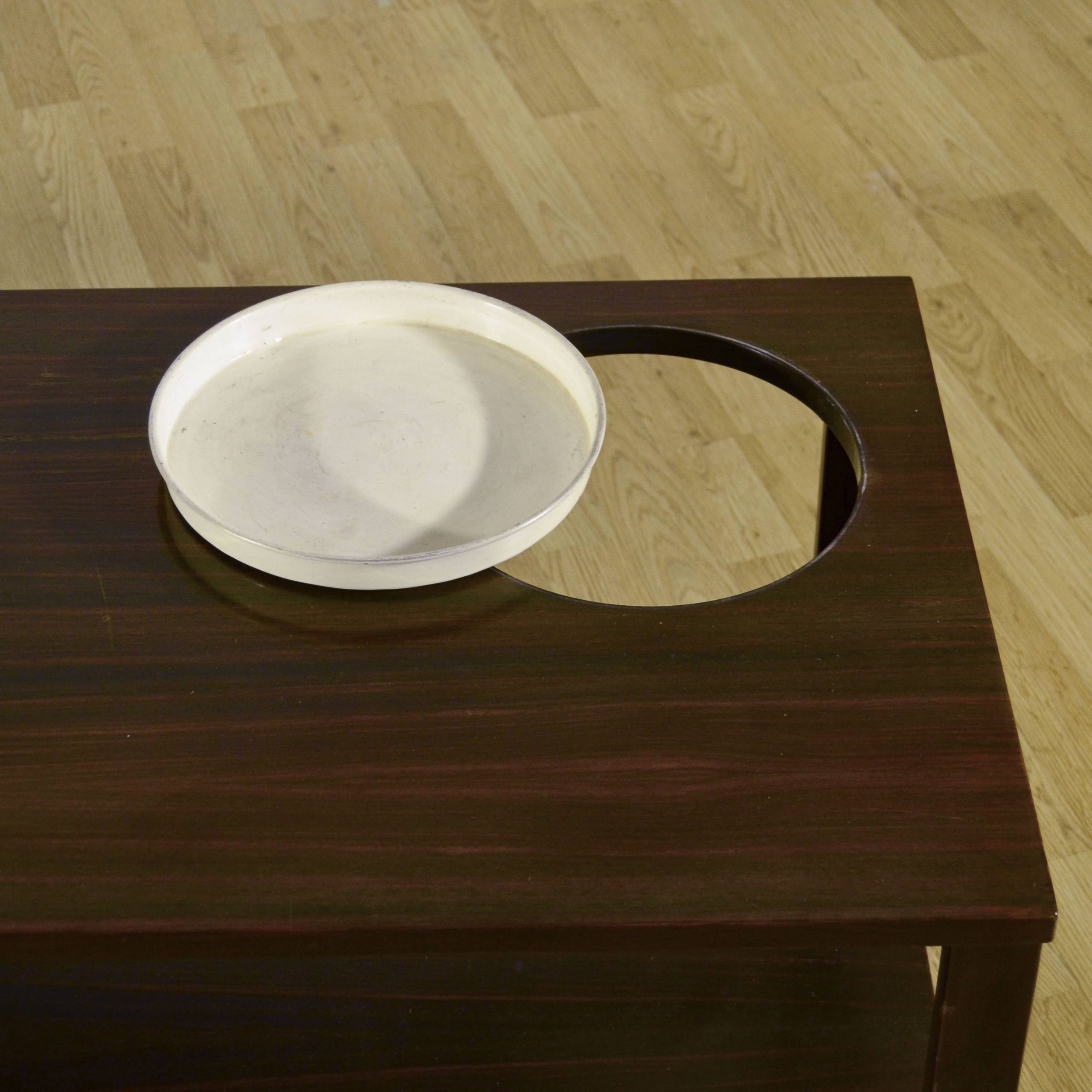 Tavolino da caffè con portariviste, cassetti e piattino anni '50 - immagine 23