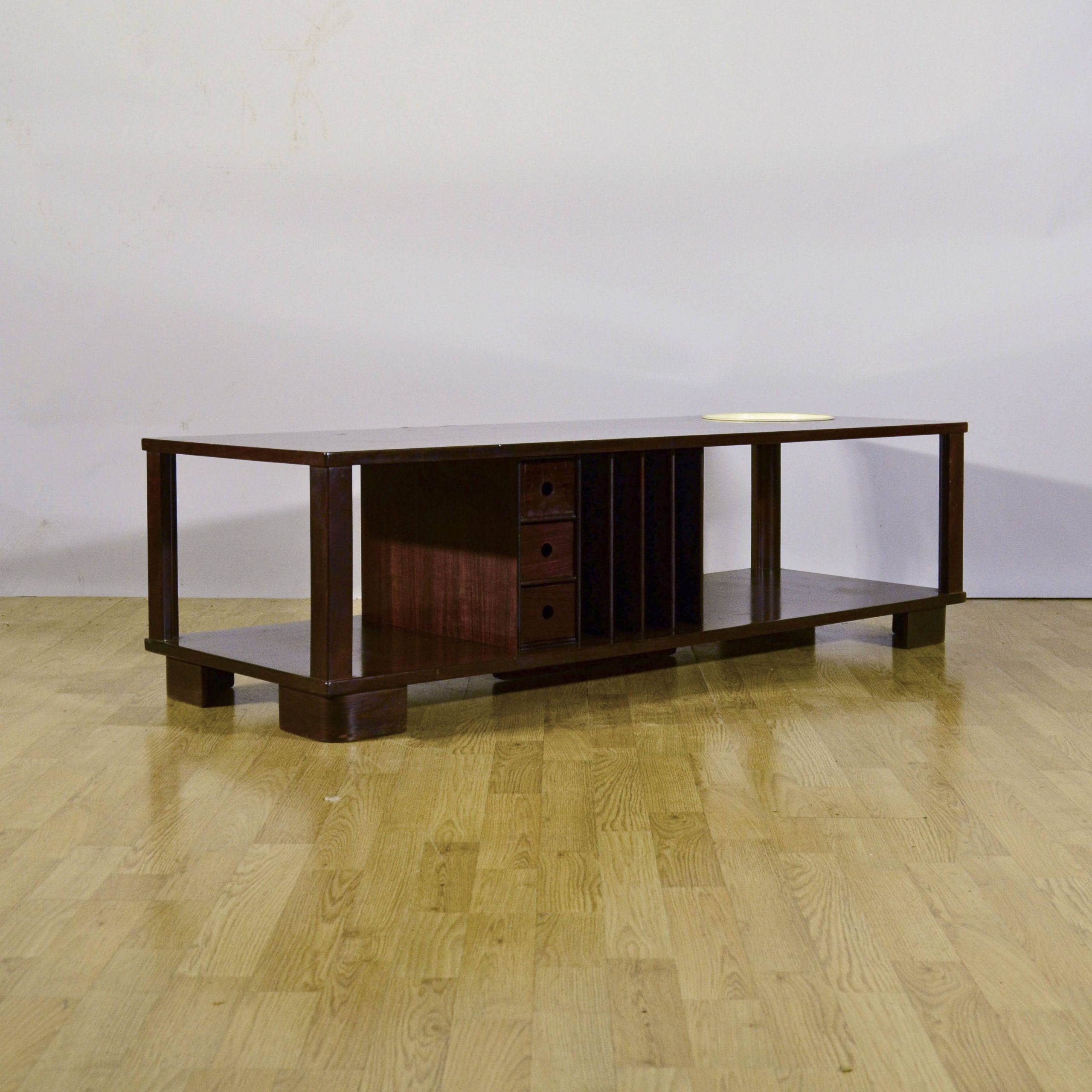 Tavolino da caffè con portariviste, cassetti e piattino anni '50 - immagine 2