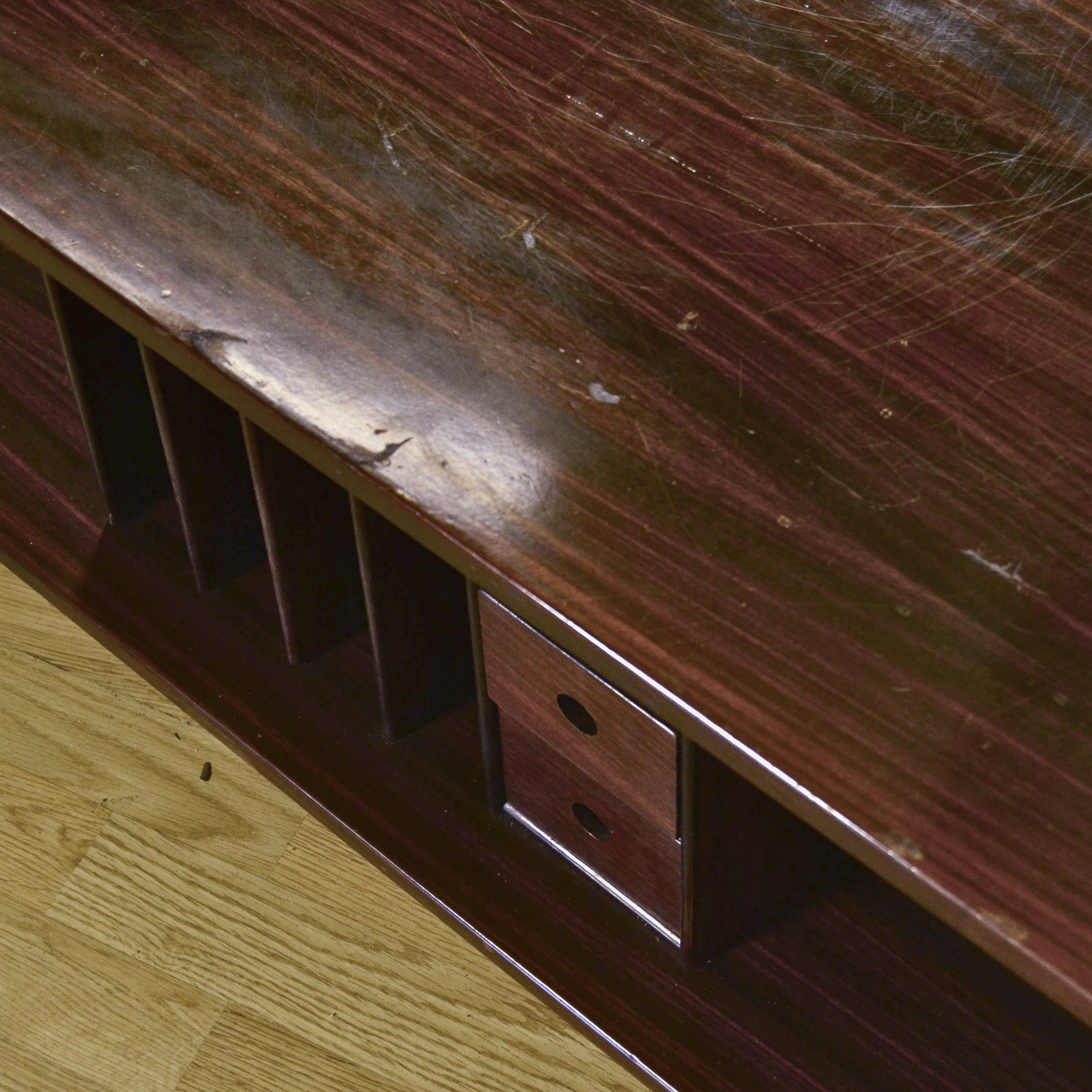 Tavolino da caffè con portariviste, cassetti e piattino anni '50 - immagine 18