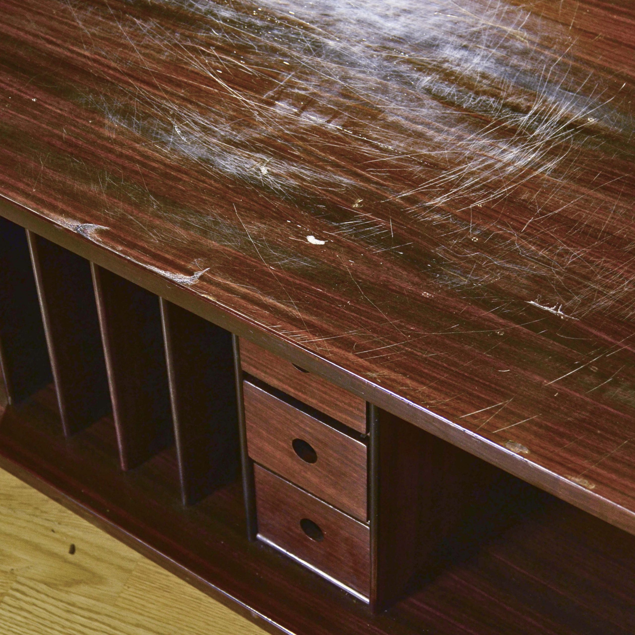 Tavolino da caffè con portariviste, cassetti e piattino anni '50 - immagine 19