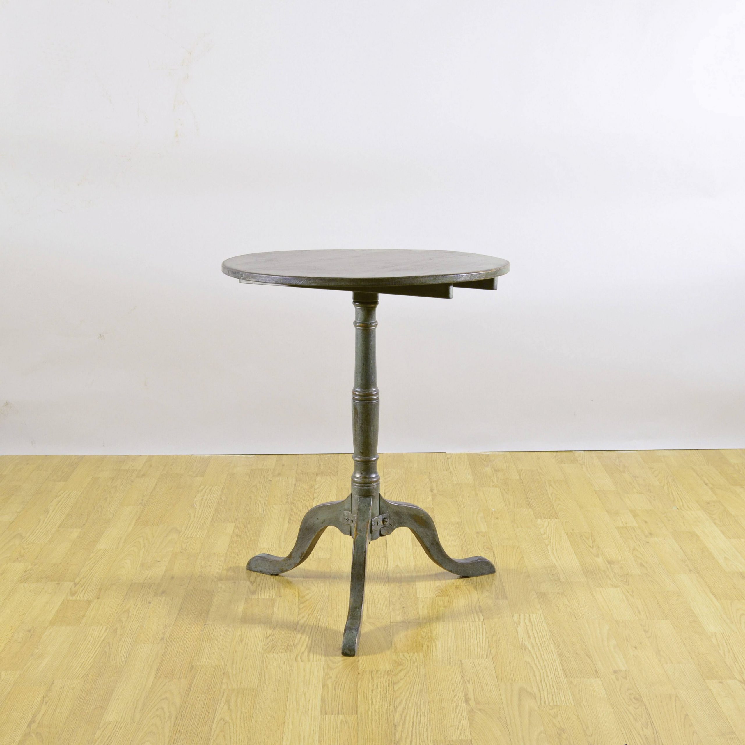 Tavolino Rotondo da Caffè Tre Piedi - immagine 3