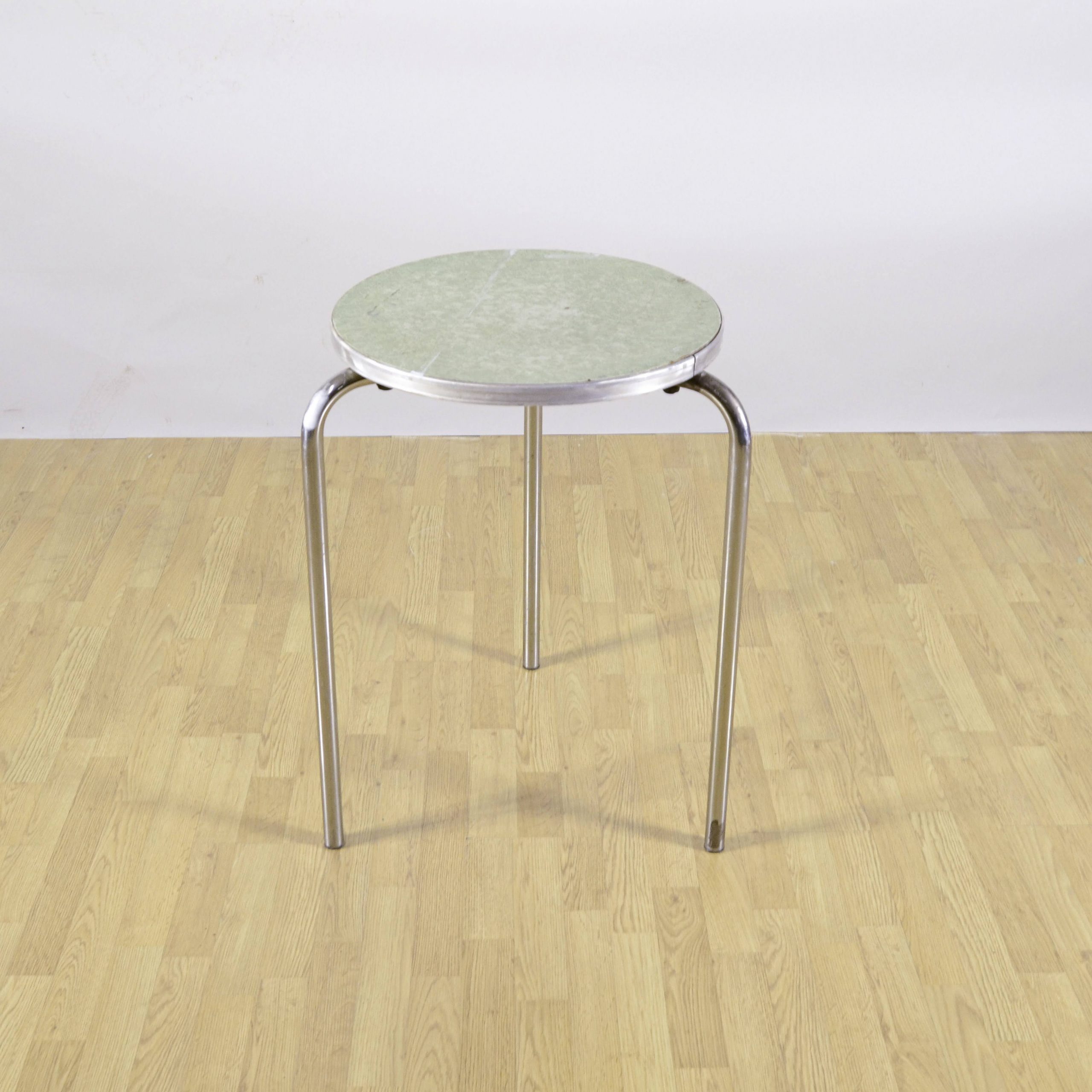 Tavolino Industrial Rotondo in Truciolato e Alluminio - immagine 3