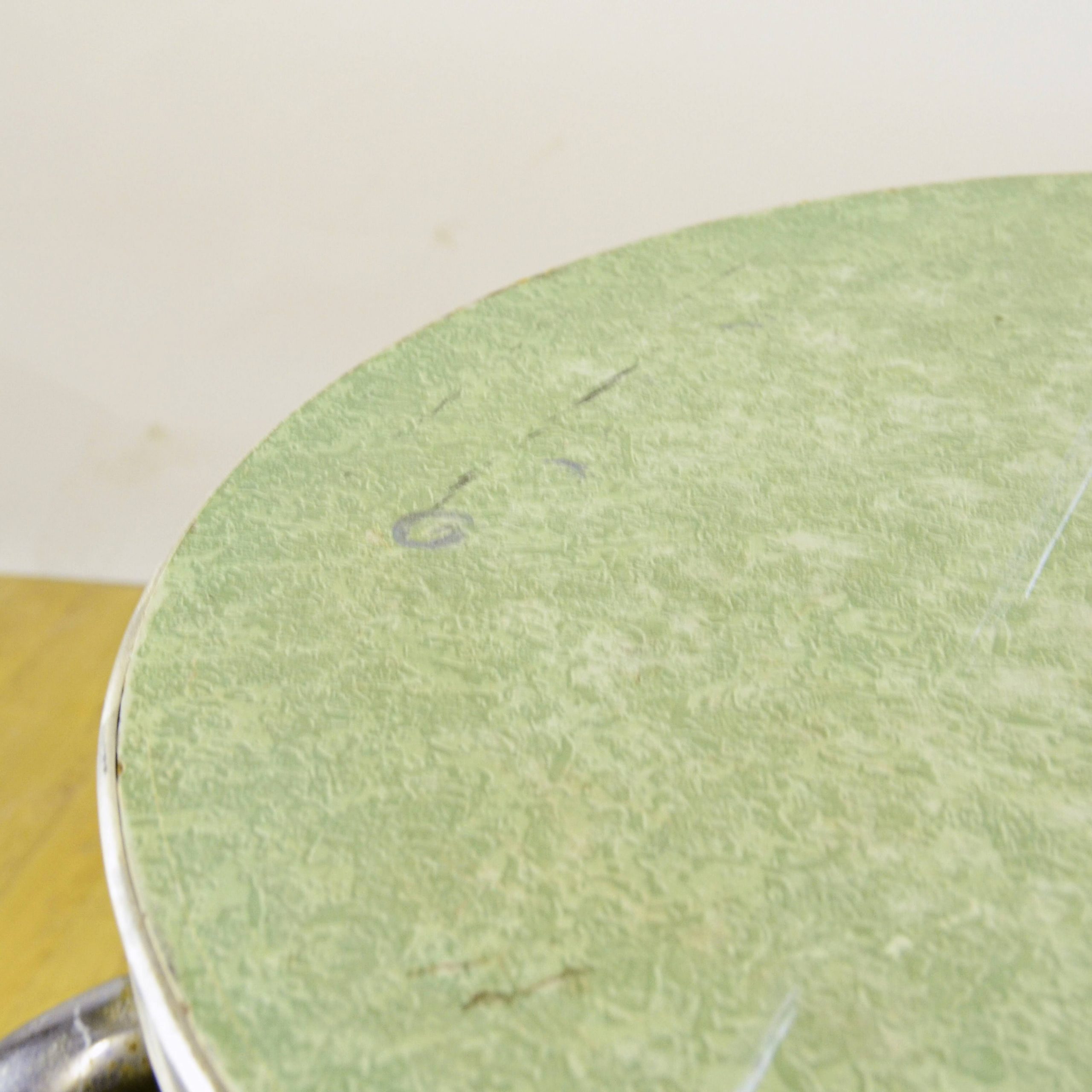 Tavolino Industrial Rotondo in Truciolato e Alluminio - immagine 5