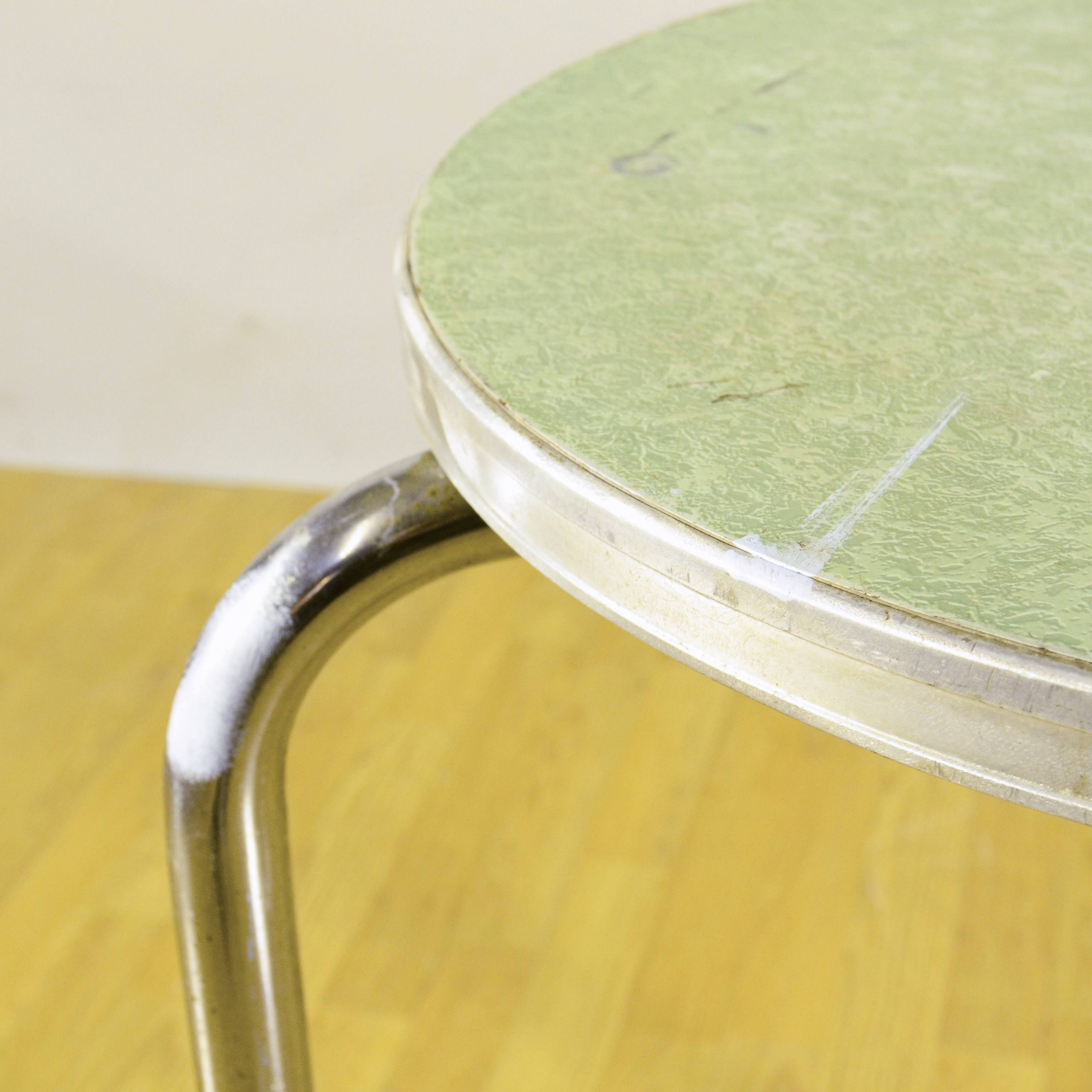 Tavolino Industrial Rotondo in Truciolato e Alluminio - immagine 7