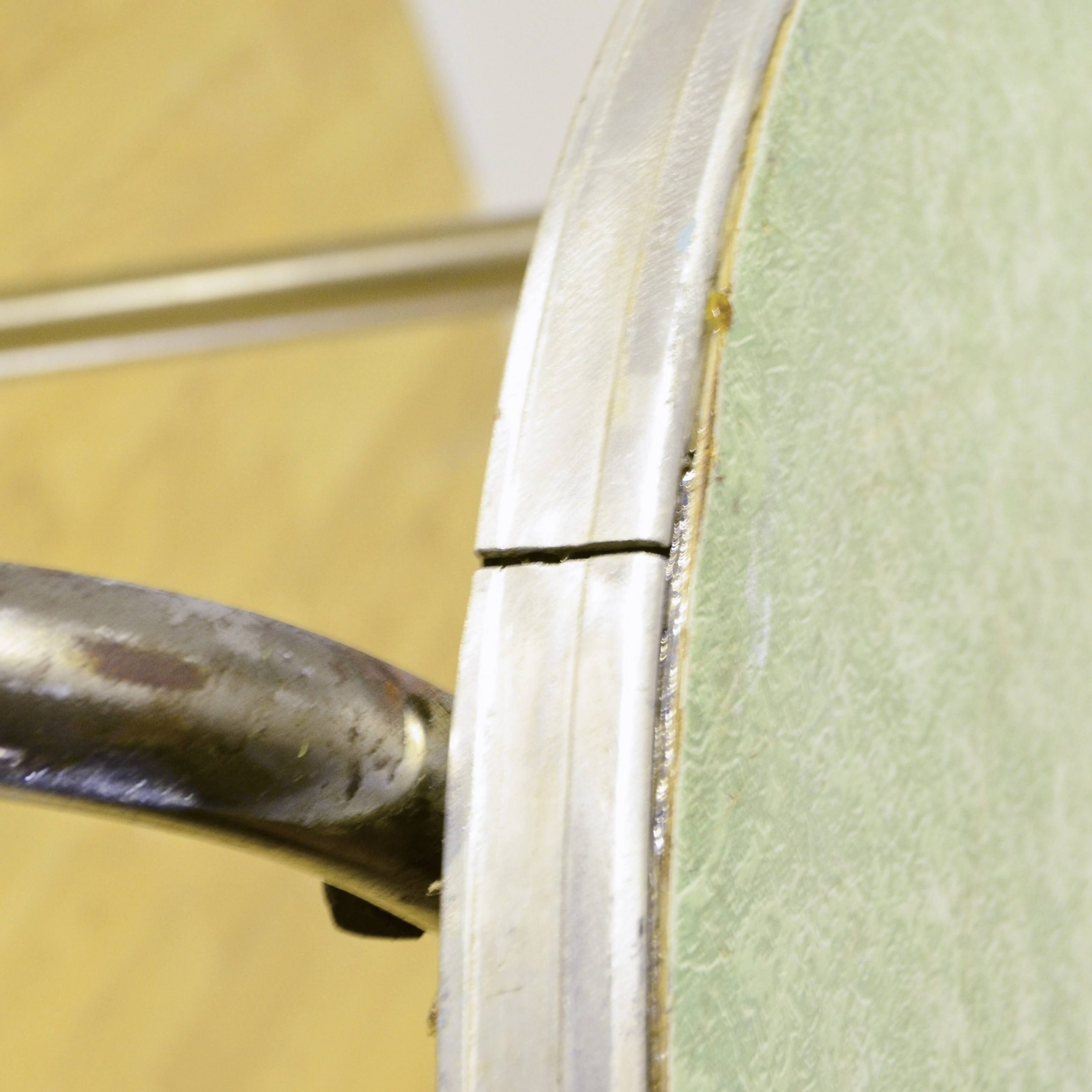 Tavolino Industrial Rotondo in Truciolato e Alluminio - immagine 8