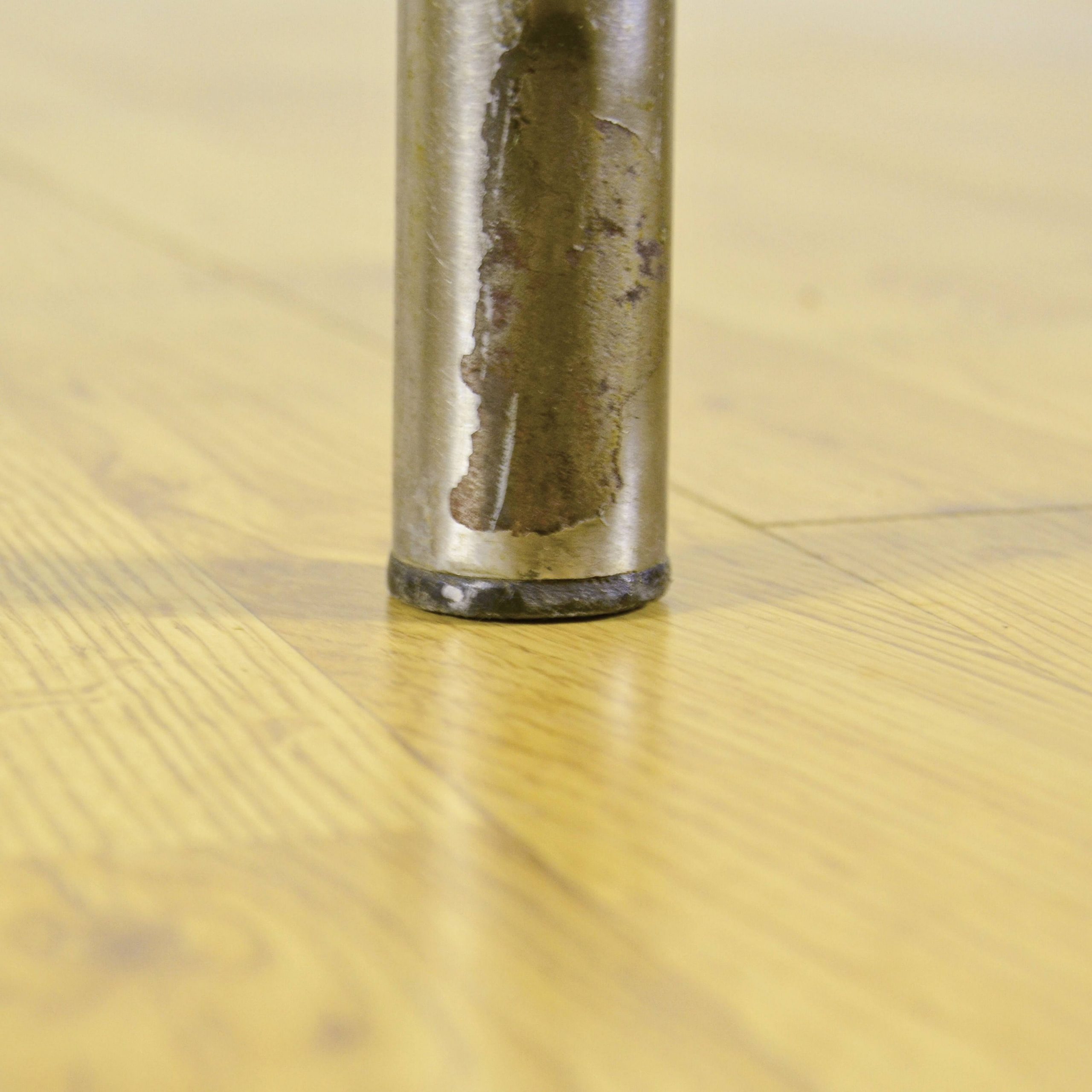 Tavolino Industrial Rotondo in Truciolato e Alluminio - immagine 10