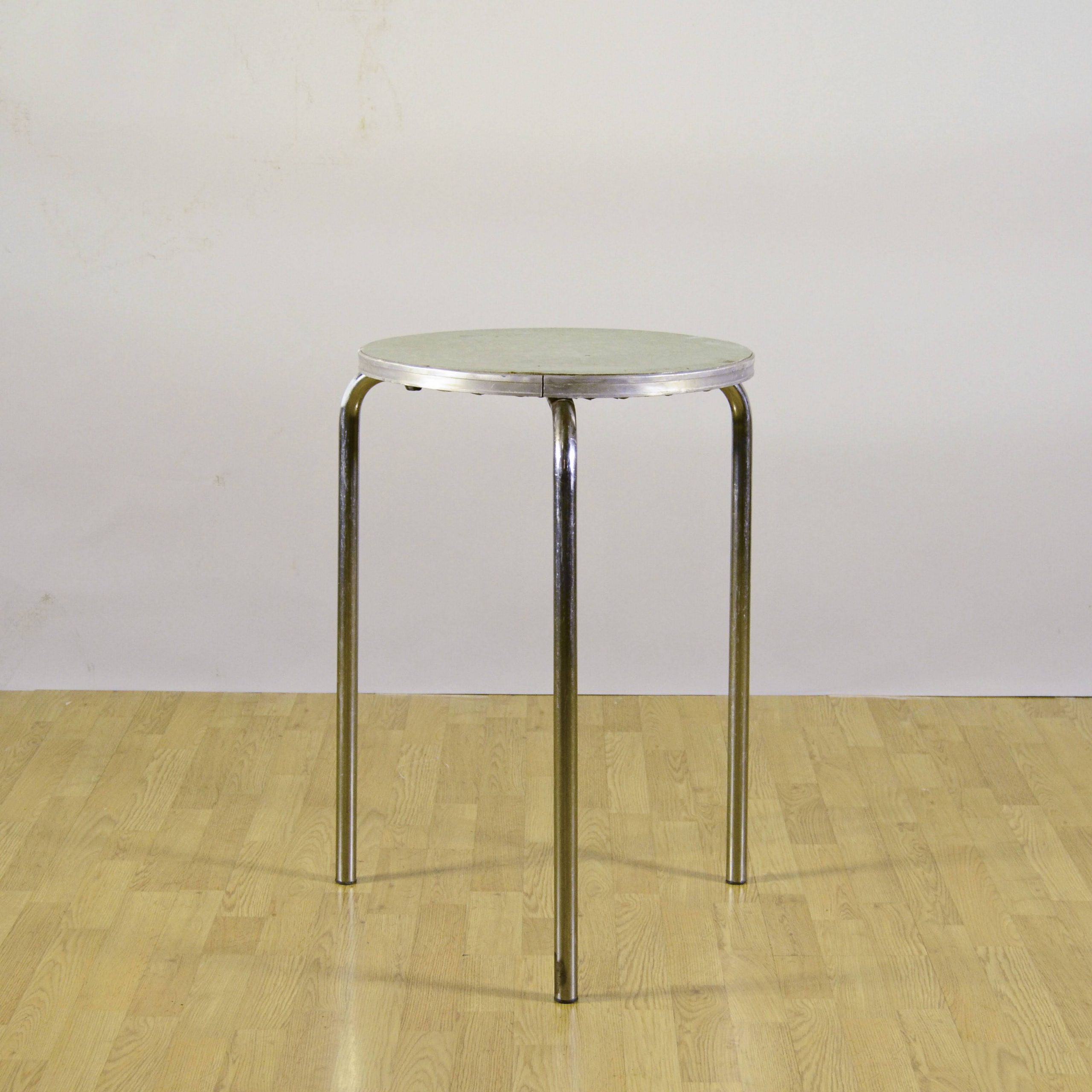 Tavolino Industrial Rotondo in Truciolato e Alluminio - immagine 2