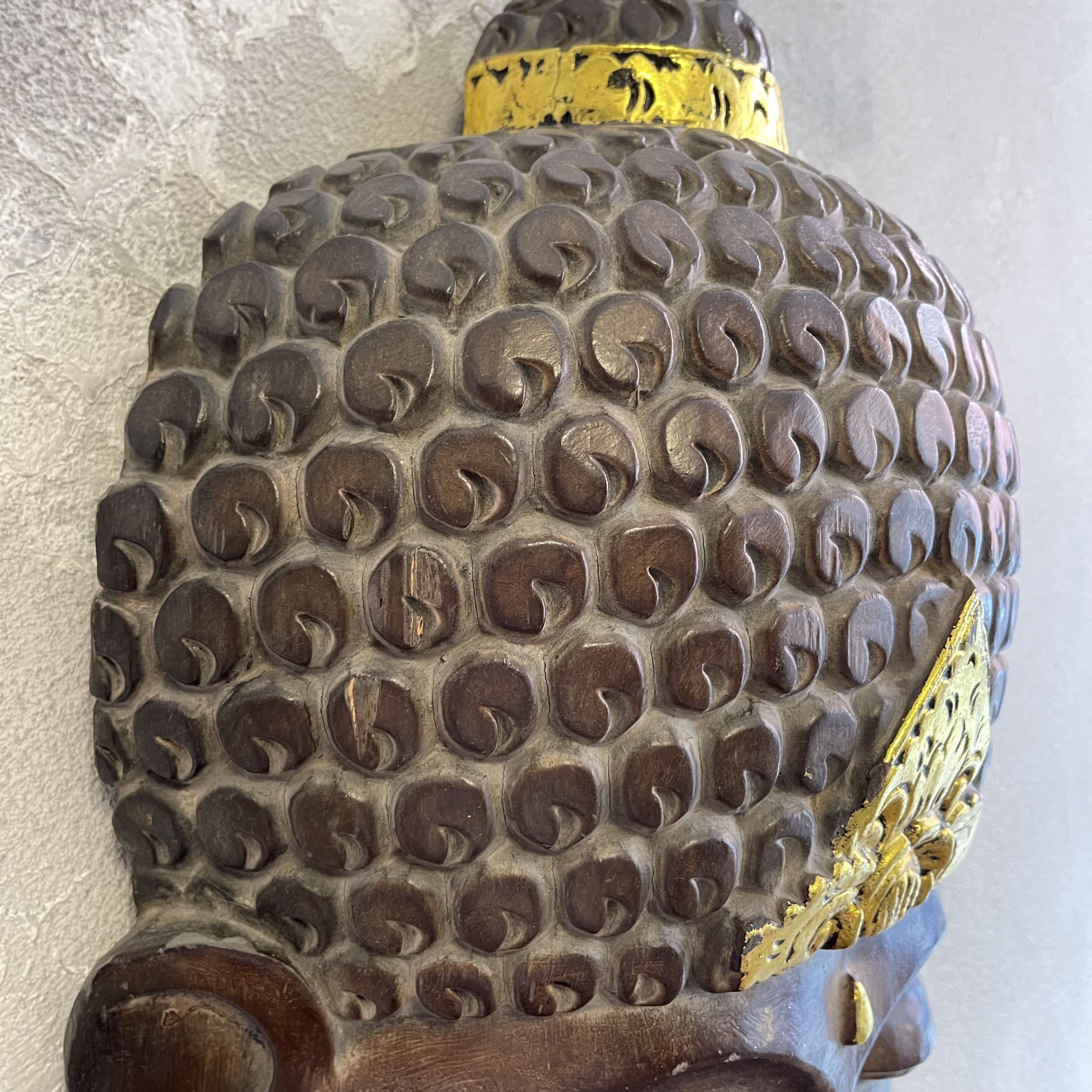 544 Grande maschera da parete del Buddha intagliata e decorata a mano in stile Balinese XX secolo misure 35,5 x 12 x h 50 (10)