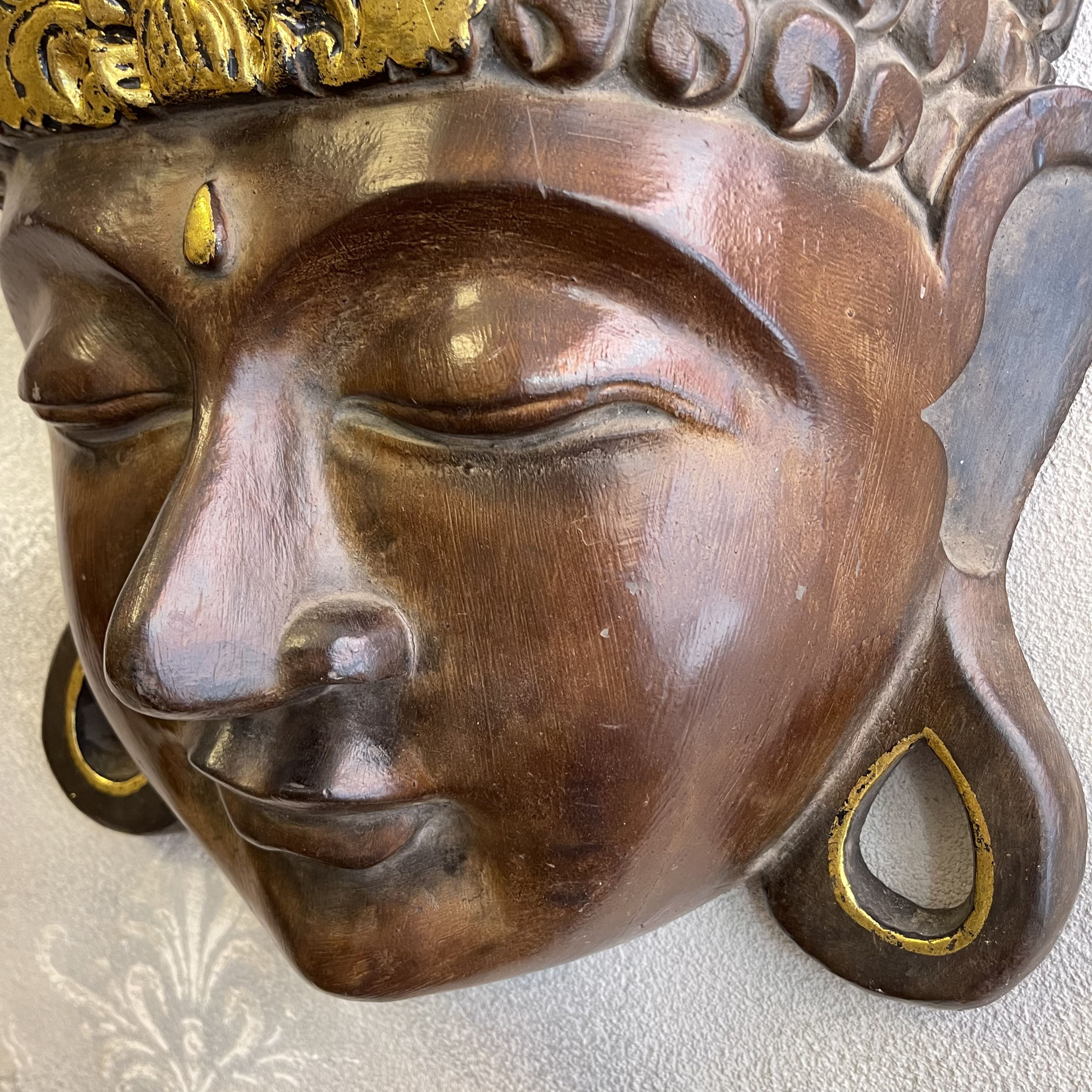 544 Grande maschera da parete del Buddha intagliata e decorata a mano in stile Balinese XX secolo misure 35,5 x 12 x h 50 (12)