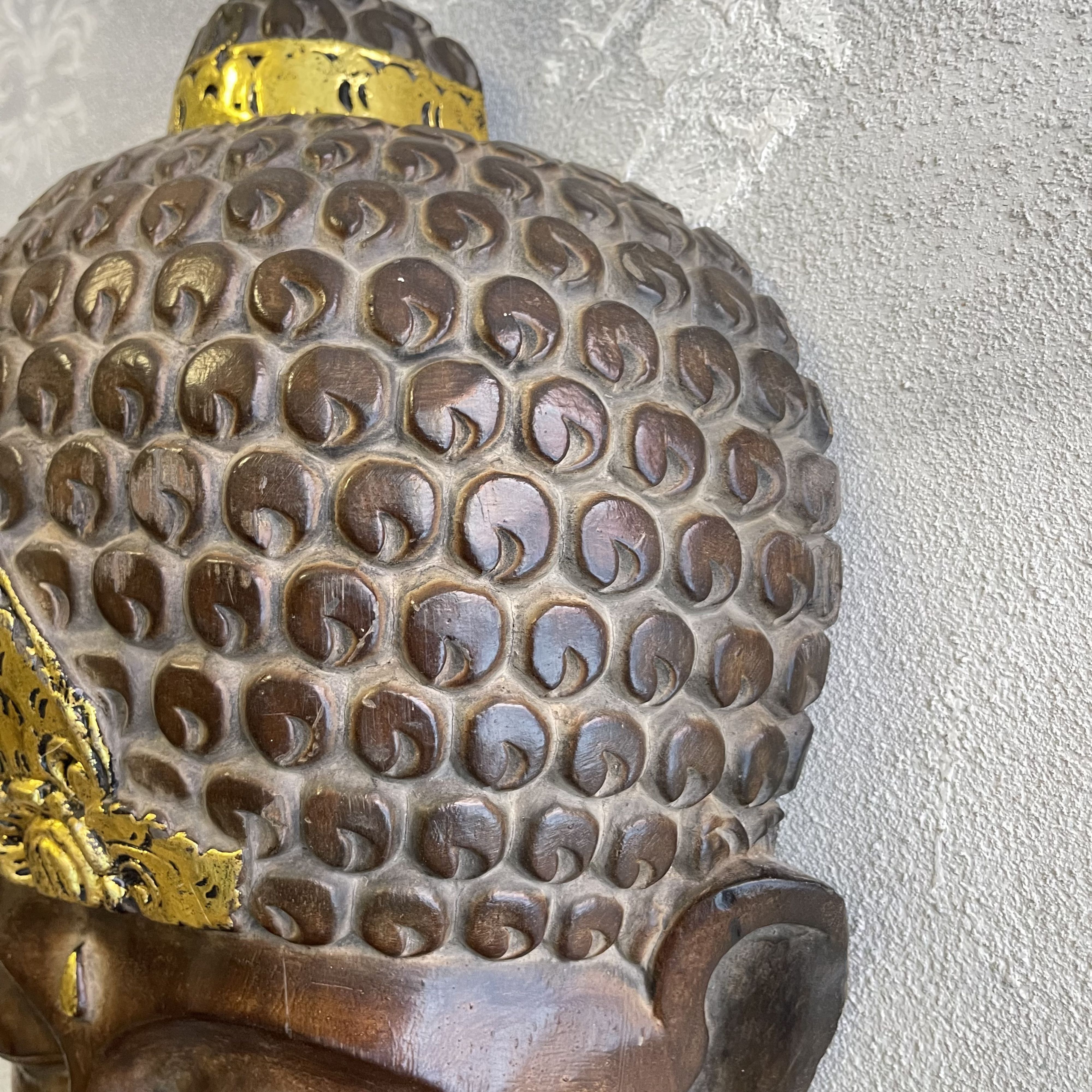 544 Grande maschera da parete del Buddha intagliata e decorata a mano in stile Balinese XX secolo misure 35,5 x 12 x h 50 (13)