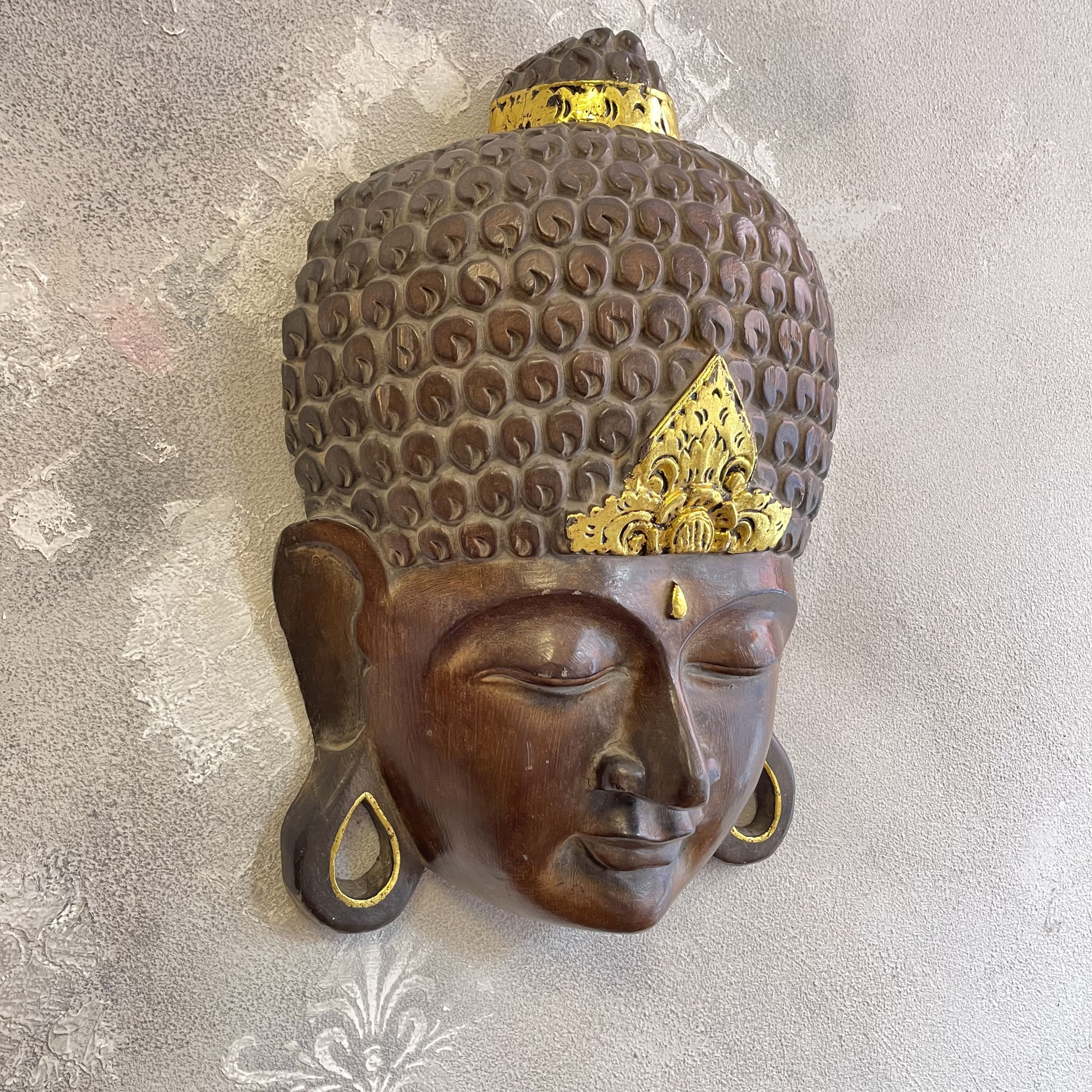 544 Grande maschera da parete del Buddha intagliata e decorata a mano in stile Balinese XX secolo misure 35,5 x 12 x h 50 (2)