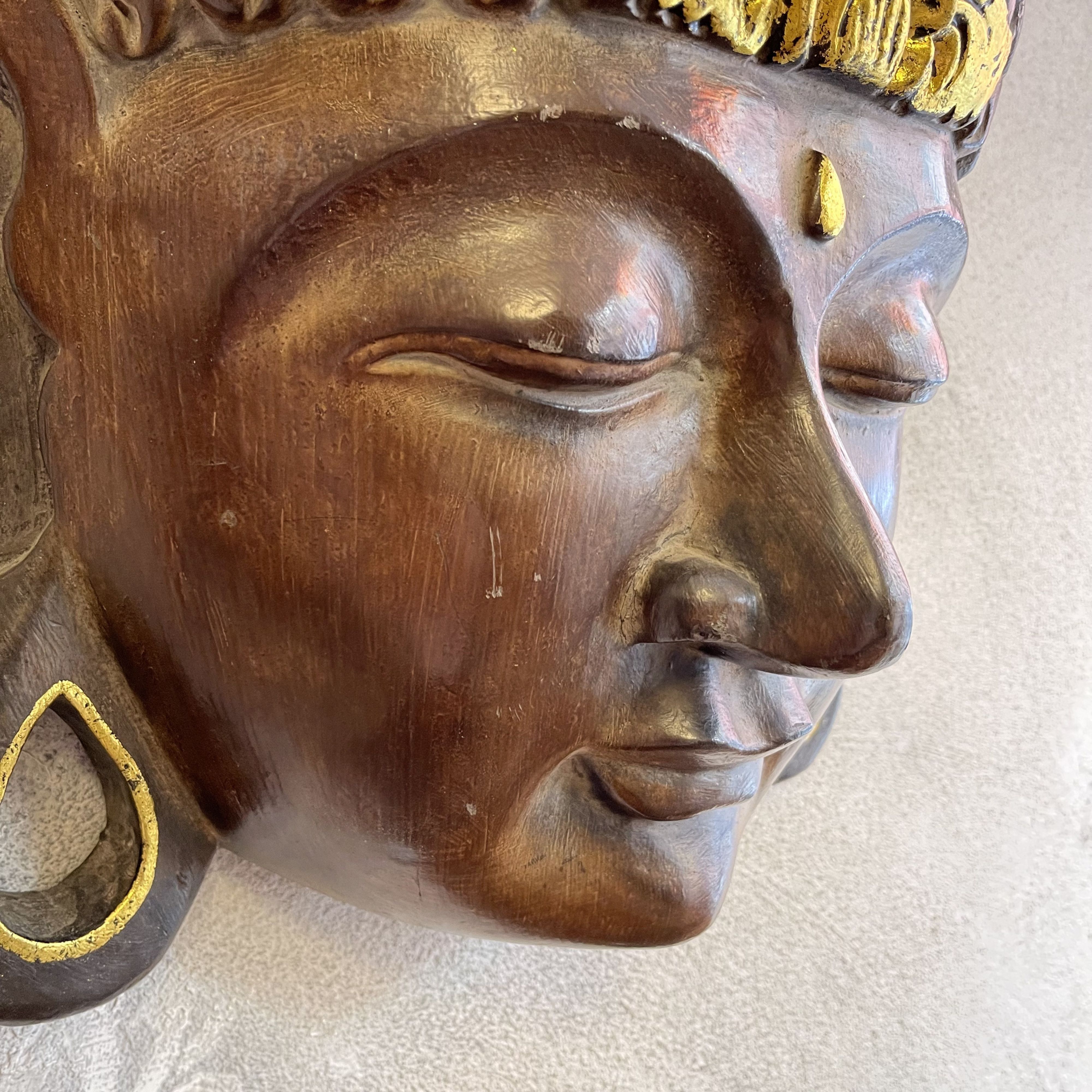544 Grande maschera da parete del Buddha intagliata e decorata a mano in stile Balinese XX secolo misure 35,5 x 12 x h 50 (8)