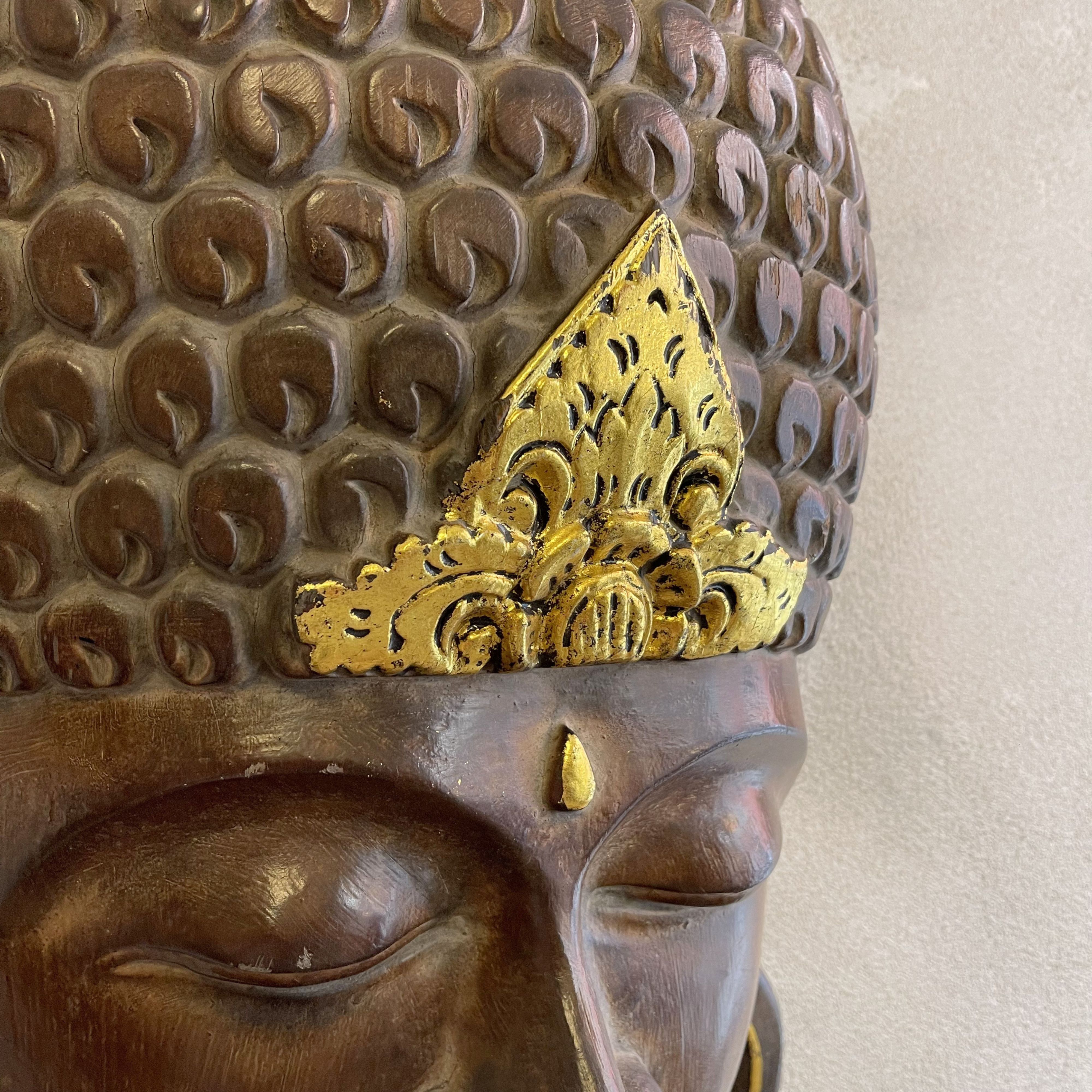 544 Grande maschera da parete del Buddha intagliata e decorata a mano in stile Balinese XX secolo misure 35,5 x 12 x h 50 (9)